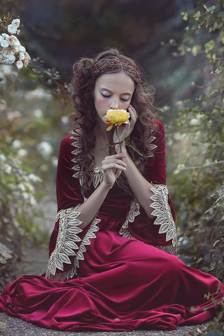 闻花香的欧美气质美女艺术人像写真图片