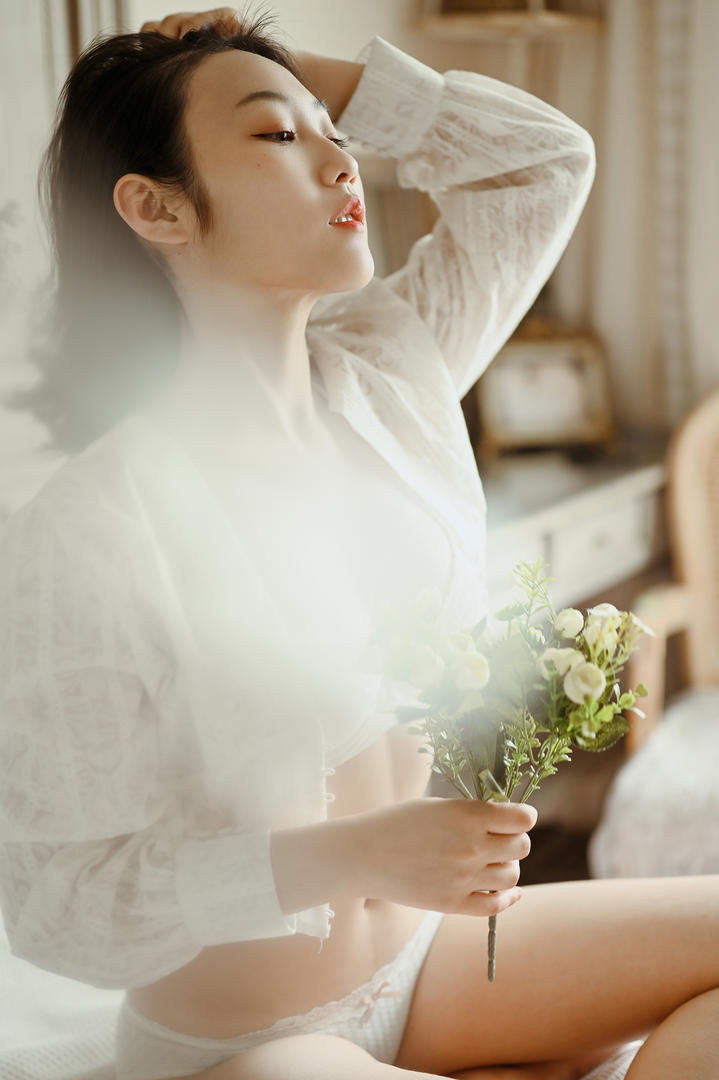 拿着鲜花的清纯美女沈伊美女131写真图片