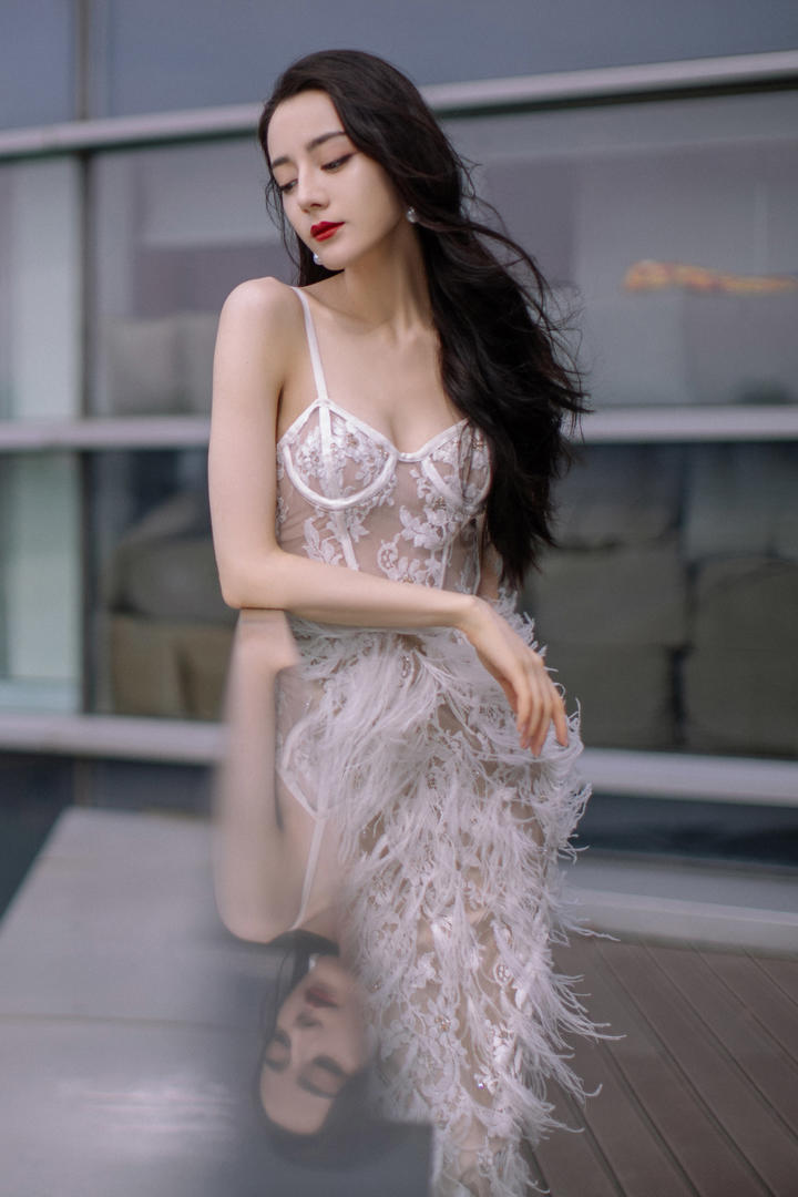 性感时尚的女明星迪丽热巴穿透明吊带长裙高清壁纸图片