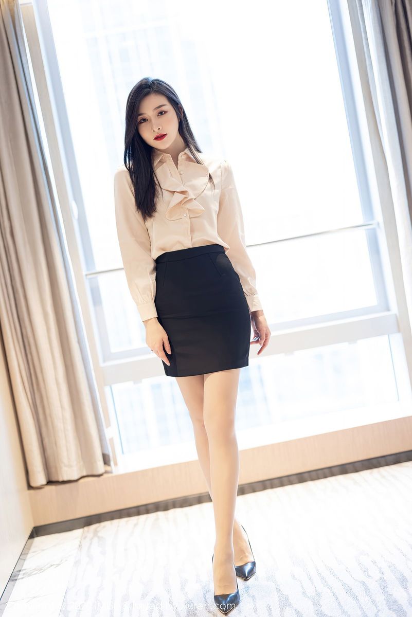 爱蜜社气质美女Vanessa丝袜美腿职场OL制服装扮性感写真