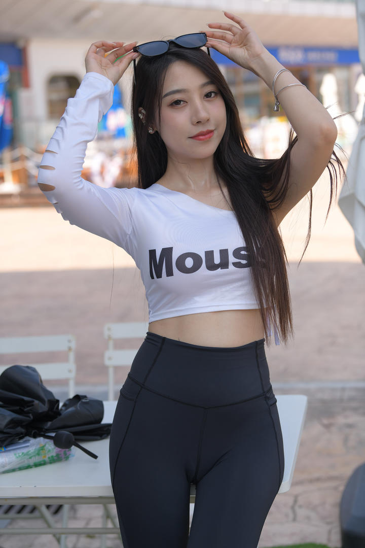 梨形身材的瑜伽裤美女写真图片