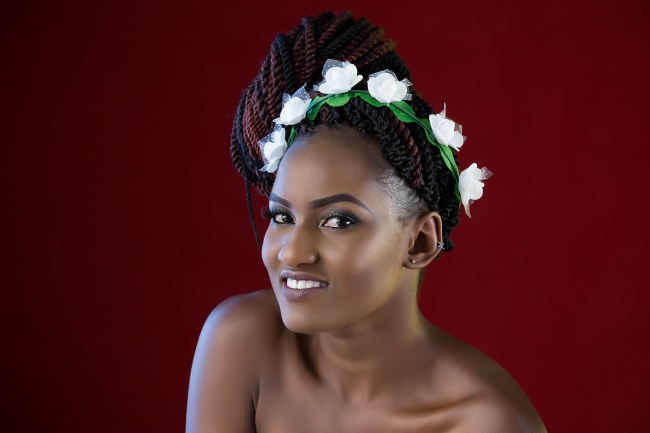 性感半裸香肩黑人美女图片