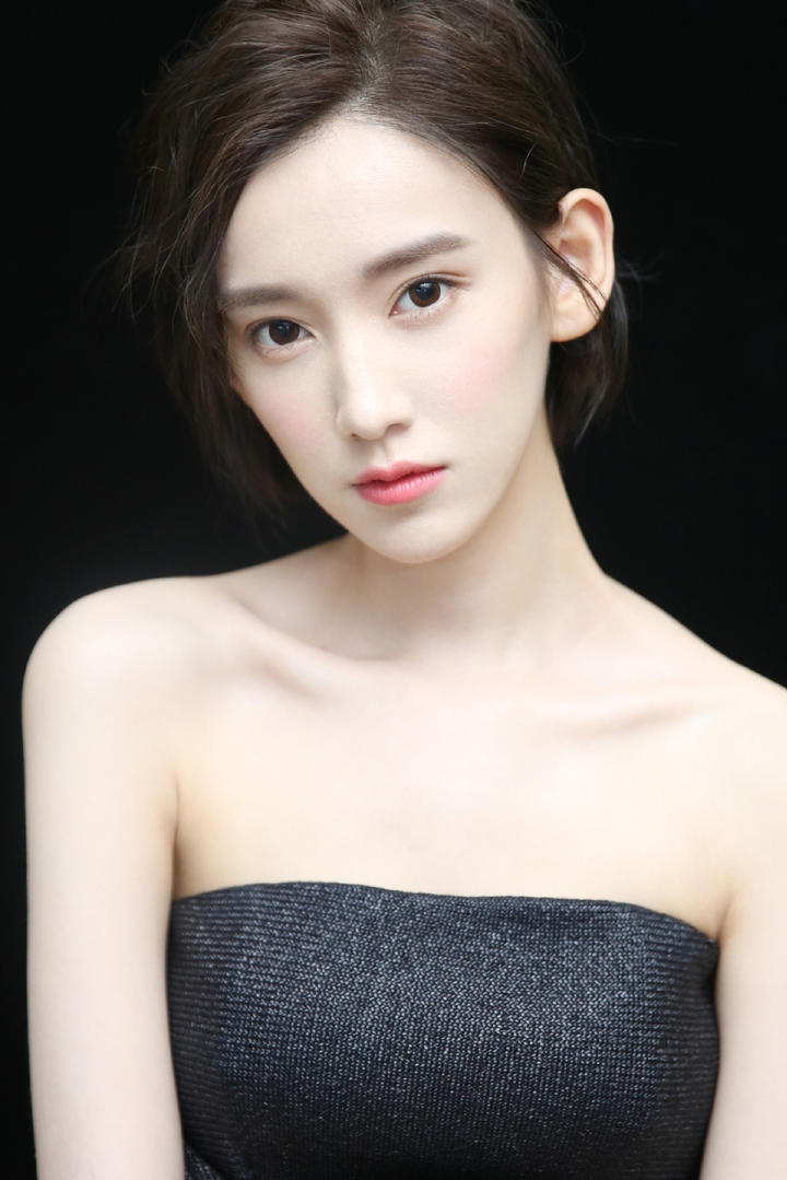 李沐宸黑色抹胸连衣裙性感锁骨白皙肌肤美女明星写真图片