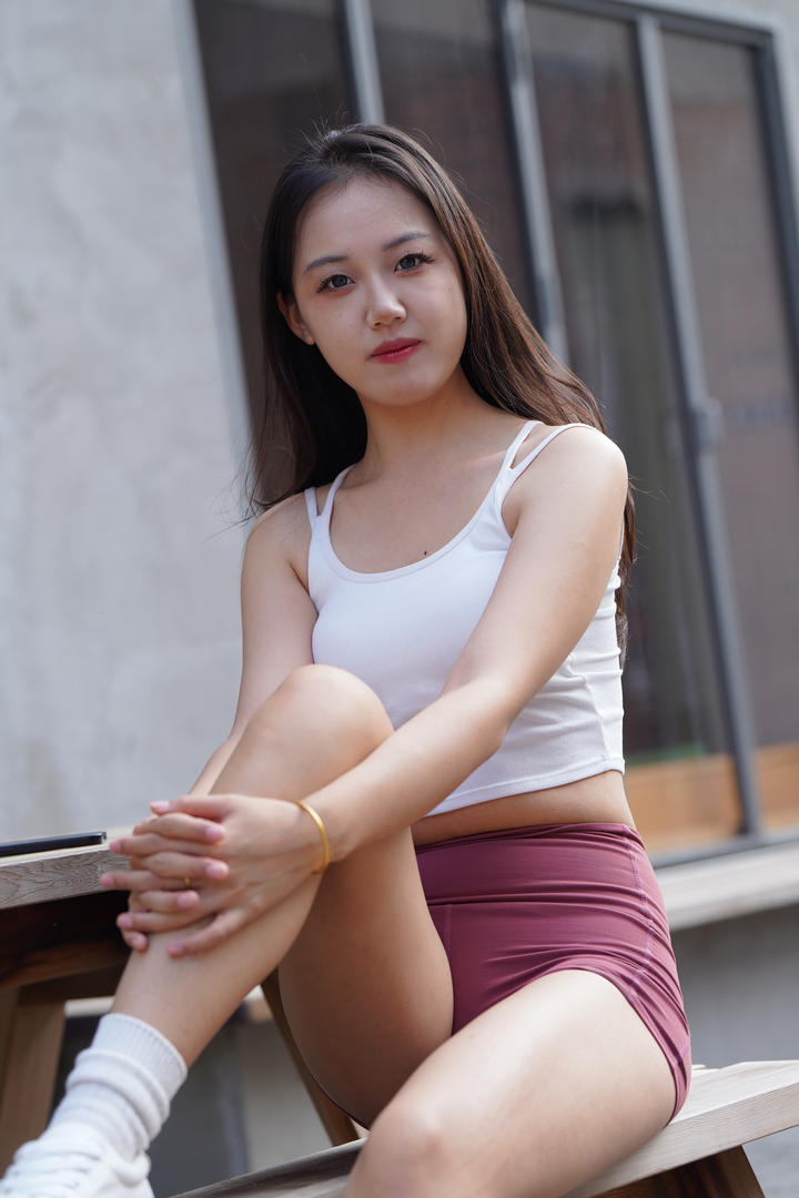 红色瑜伽短裤美眉自信美女街拍摄影写真图片