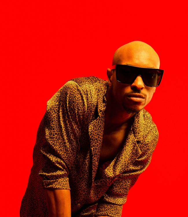 豹纹衬衫光头帅哥图片