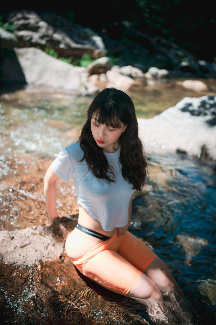 798艺术区紧身裤美女人像摄影图片