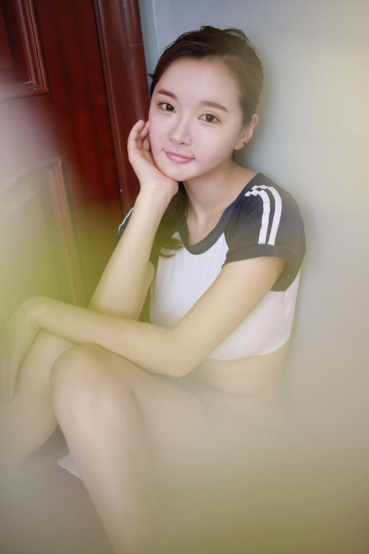 撑着脸的性感美女图片
