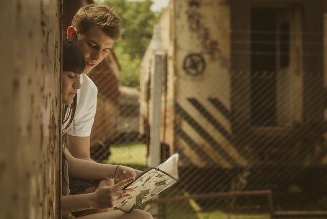 户外一起看书的情侣图片