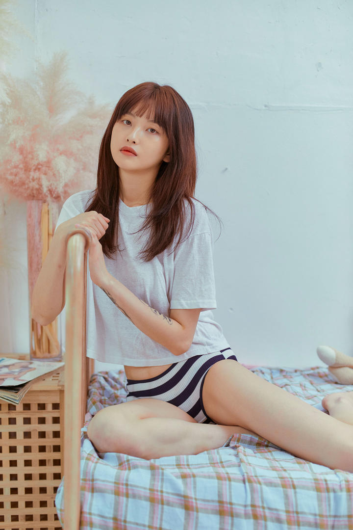 坐在床上的清纯女生头像简单气质写真图片
