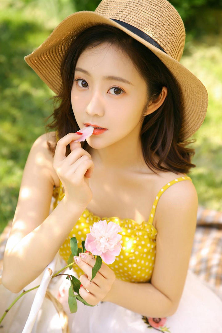 亲吻花朵的清纯气质美女