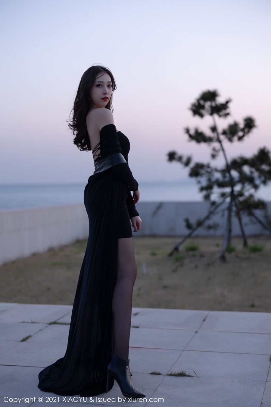 语画界美女模特郑颖姗Bev黑丝美腿+抹胸礼裙系列青岛旅拍