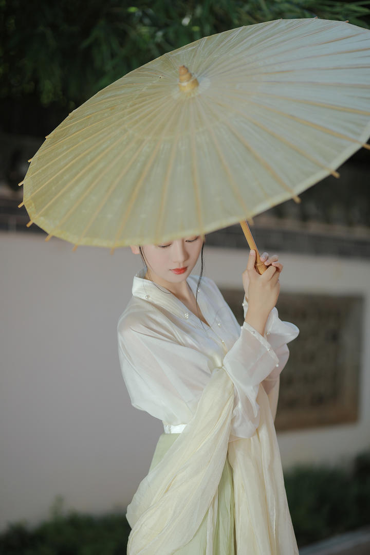 撑着伞的古典东方美人唯美壁纸图片