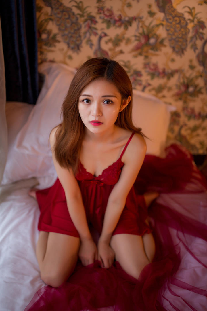 跪坐在床上的高清性感睡衣美女图片