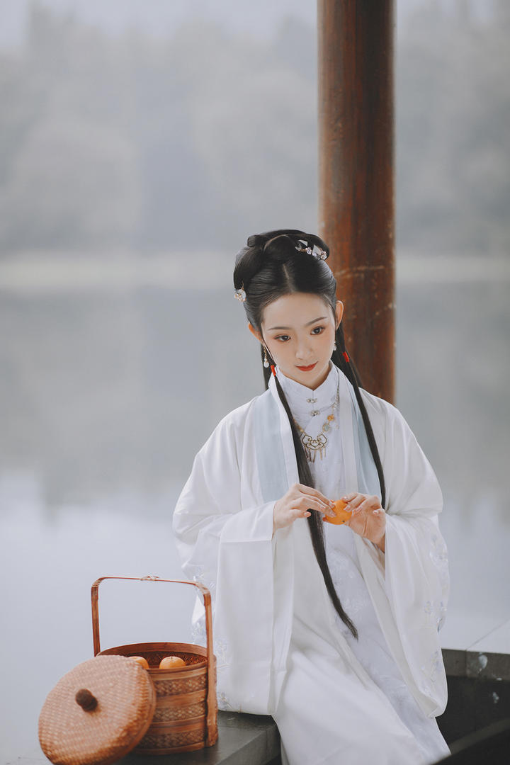 剥桔子的高清古装美女写真
