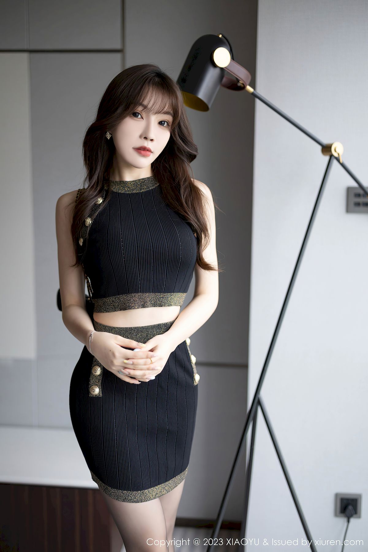 语画界女神徐莉芝Booty黑丝服饰搭配短裙袜性感写真