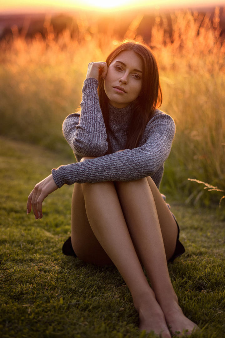 坐在草地上的欧美气质美女