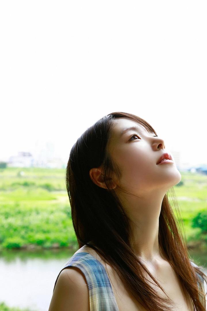 抬起头的日本极品颜值美女图片