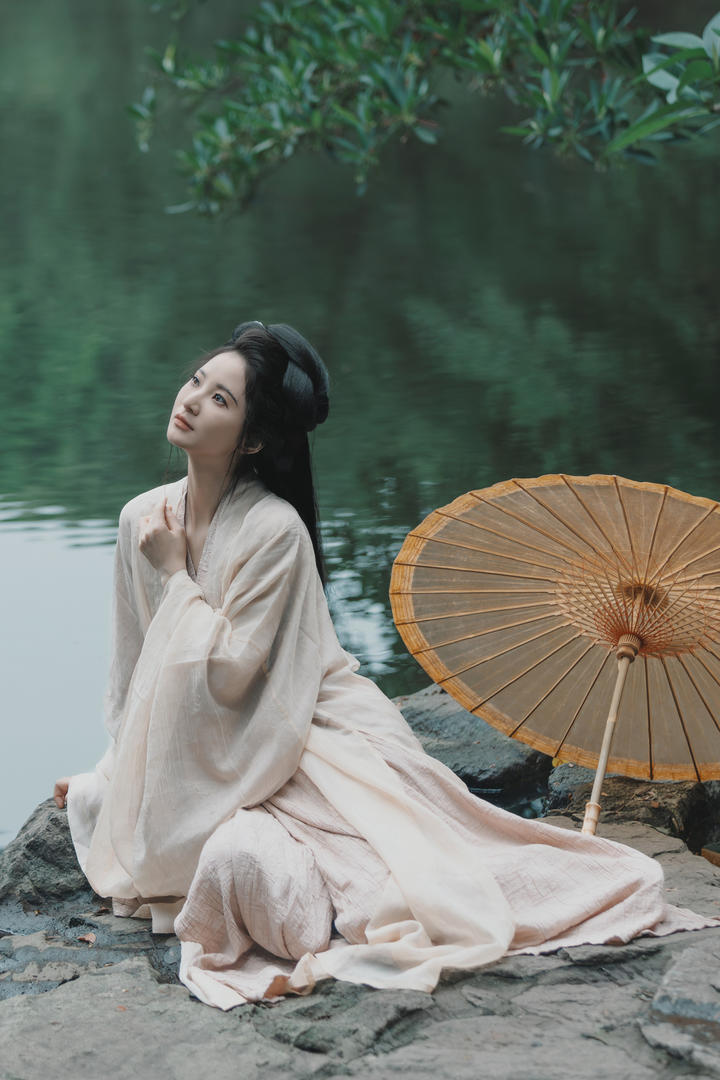 坐在湖边的清纯古风美女唯美壁纸图片大全
