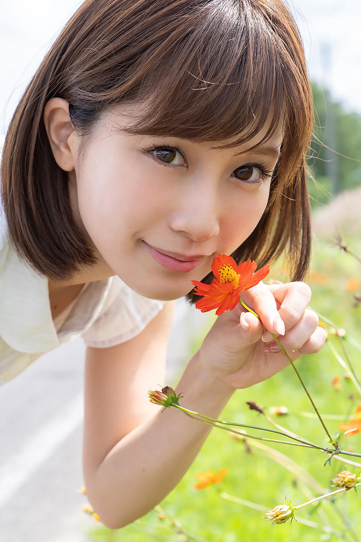 闻花香的日本模特小島户外写真图片
