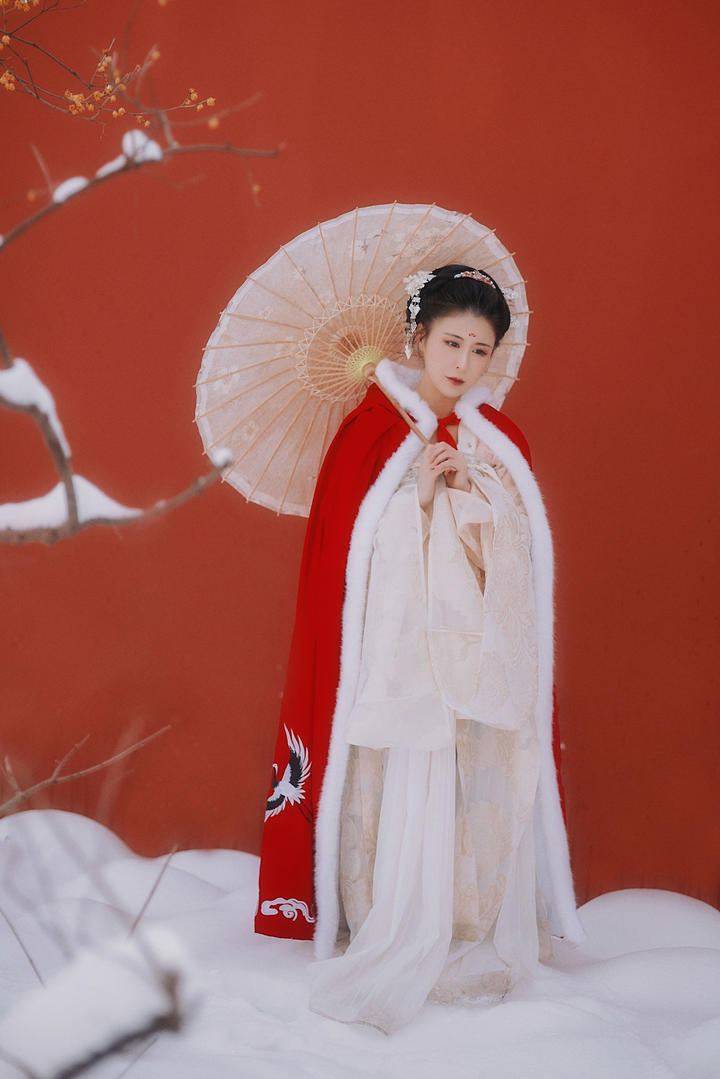在雪地里打着伞的中国古装美女图片