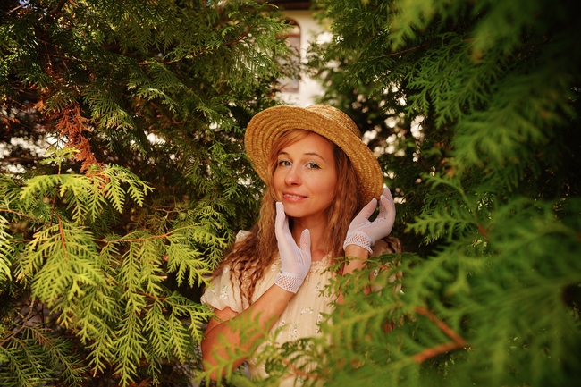 戴硬草帽美女写真摄影图片