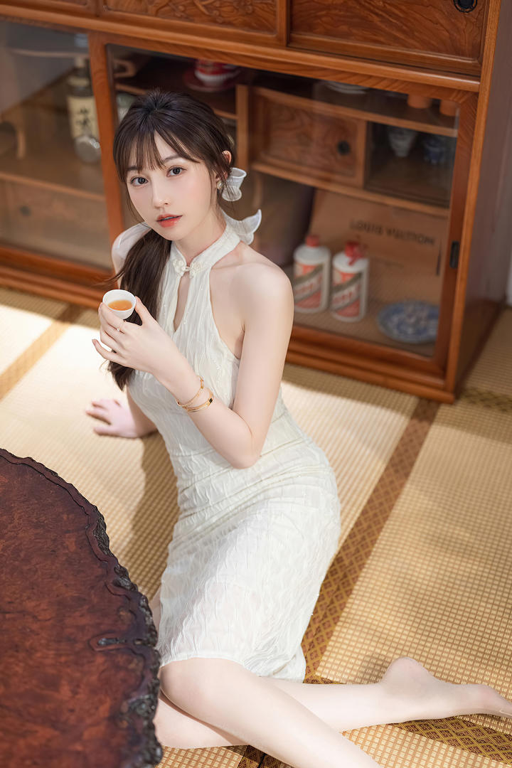 清纯漂亮的女茶艺师刘奕宁品茶图片