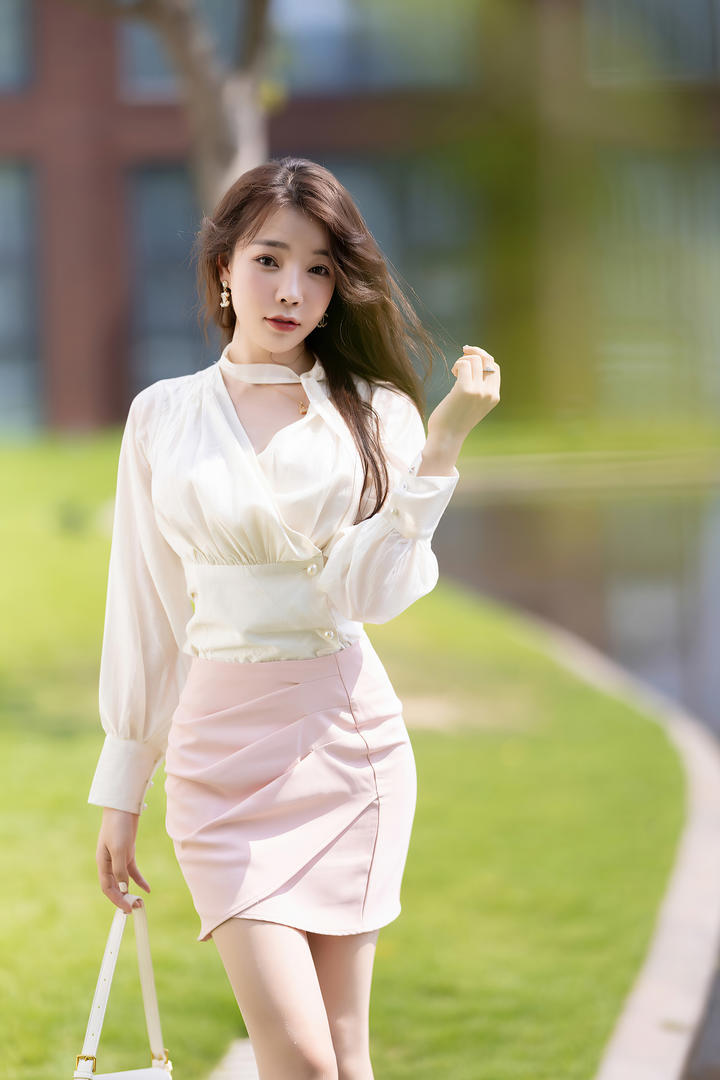 街拍靓丽美女模特徐莉芝白色上衣搭配粉色超短裙图片