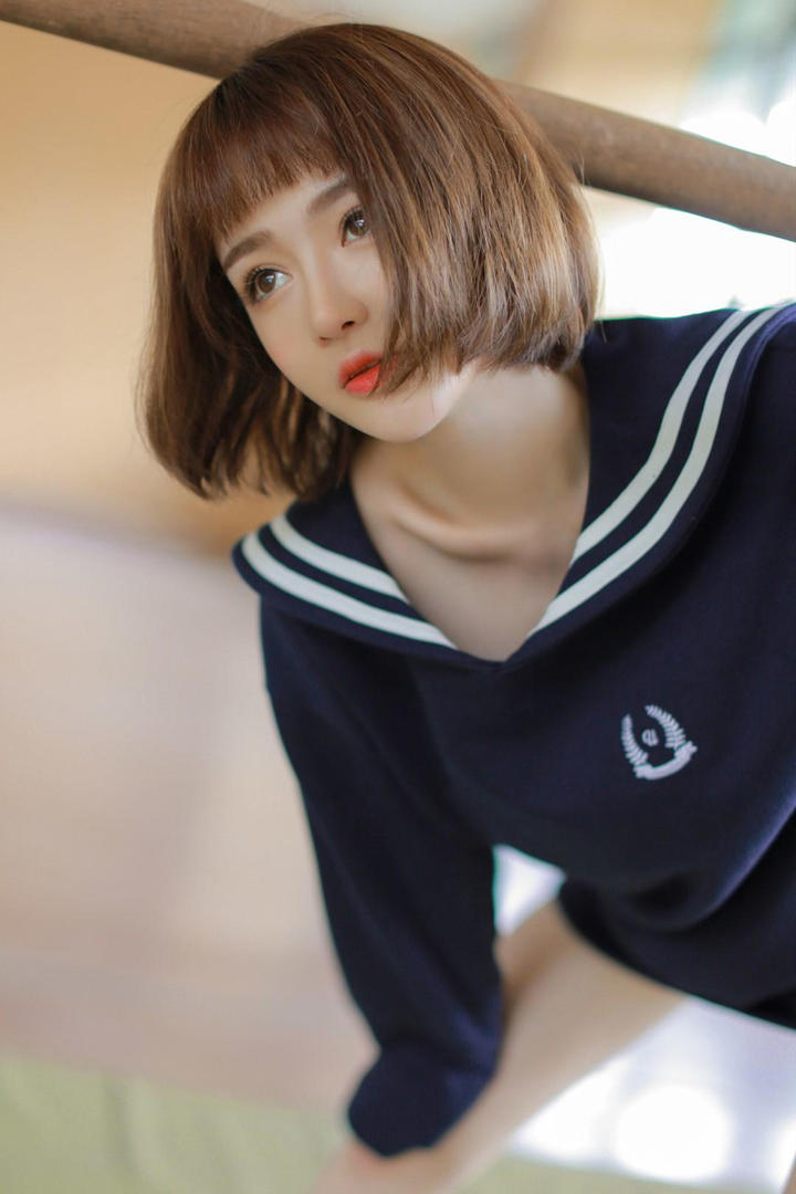 唯美清纯短发制服美女