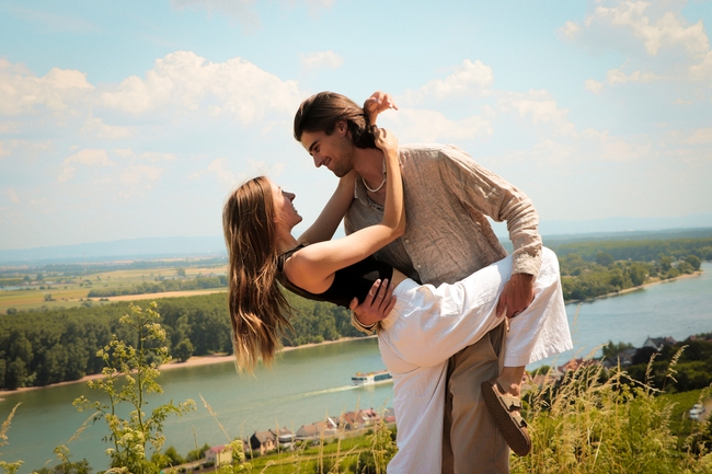 户外暧昧姿势情侣写真图片