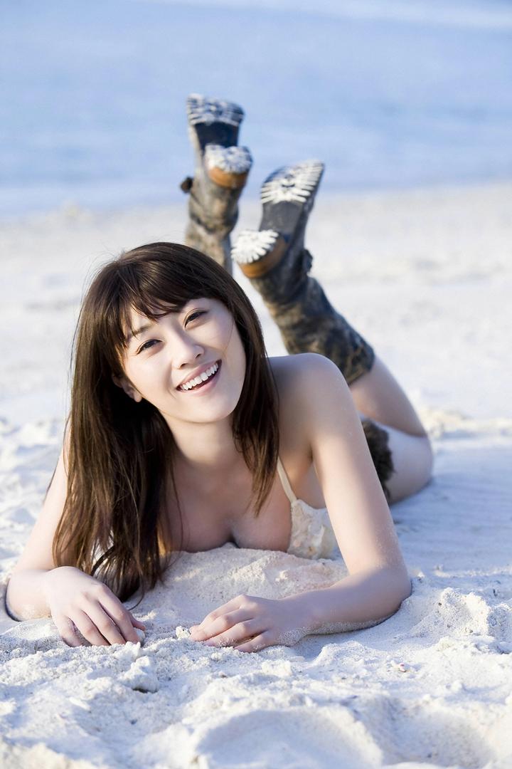 趴在沙滩上的美女日本激情五月综合色婷婷一区二区图片