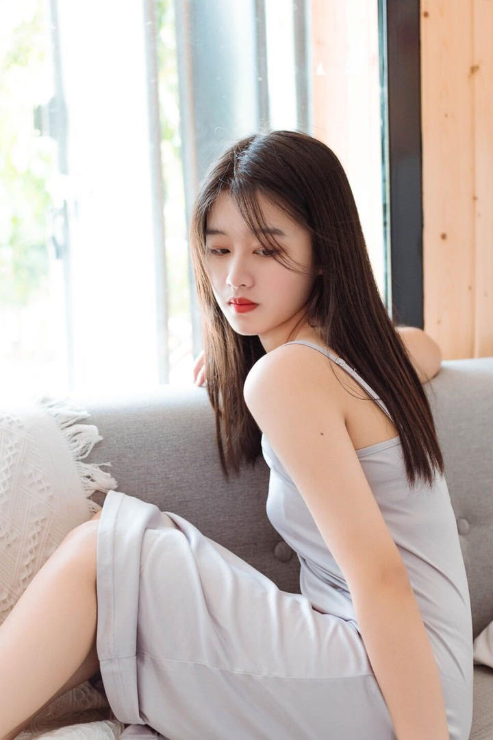清纯白皙气质美女写真图片
