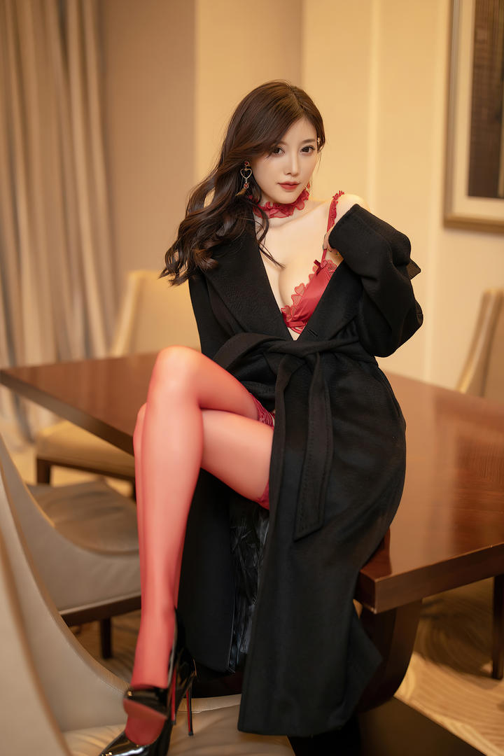 高清性感丝袜美女图片杨晨晨黑色大衣包裹着性感身材美女图片