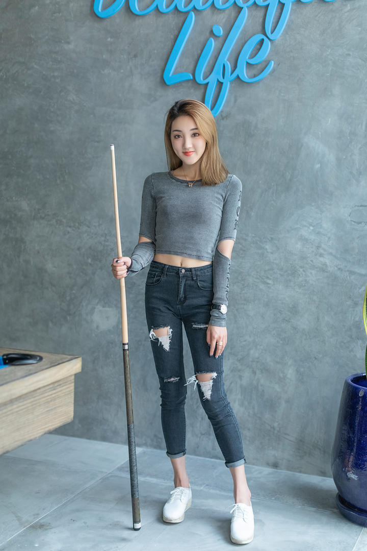 拿着台球杆的高清牛仔裤美女图片