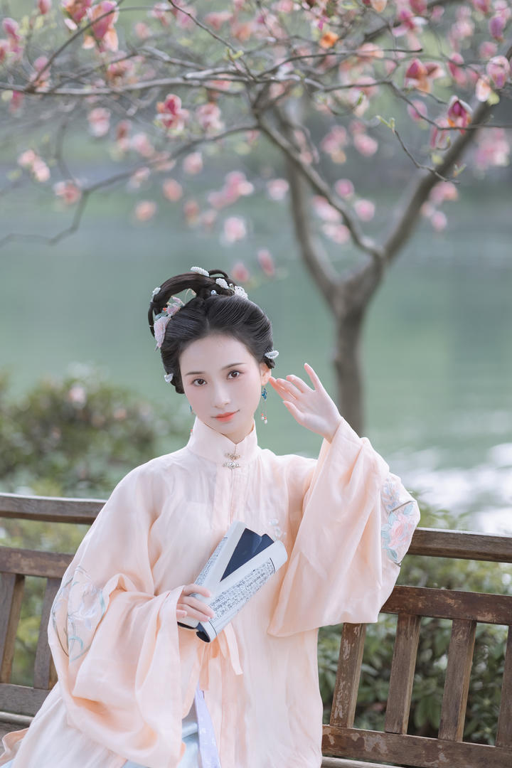 湖边看书的唯美古装美女艺术照片大全