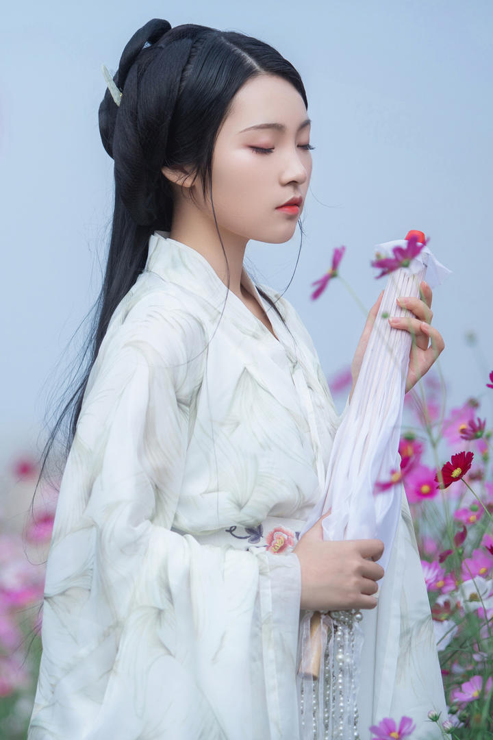 拿着雨伞的极品古装汉服美女高清壁纸图片