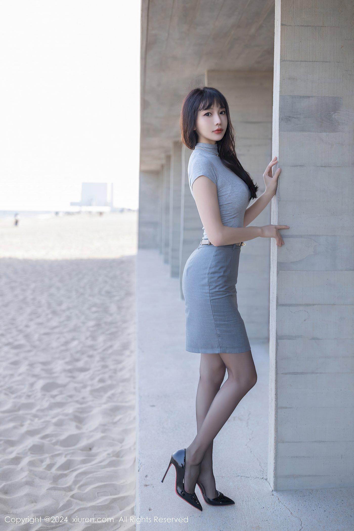 秀人网模特陆萱萱灰色OL服饰搭配魅惑黑丝性感写真