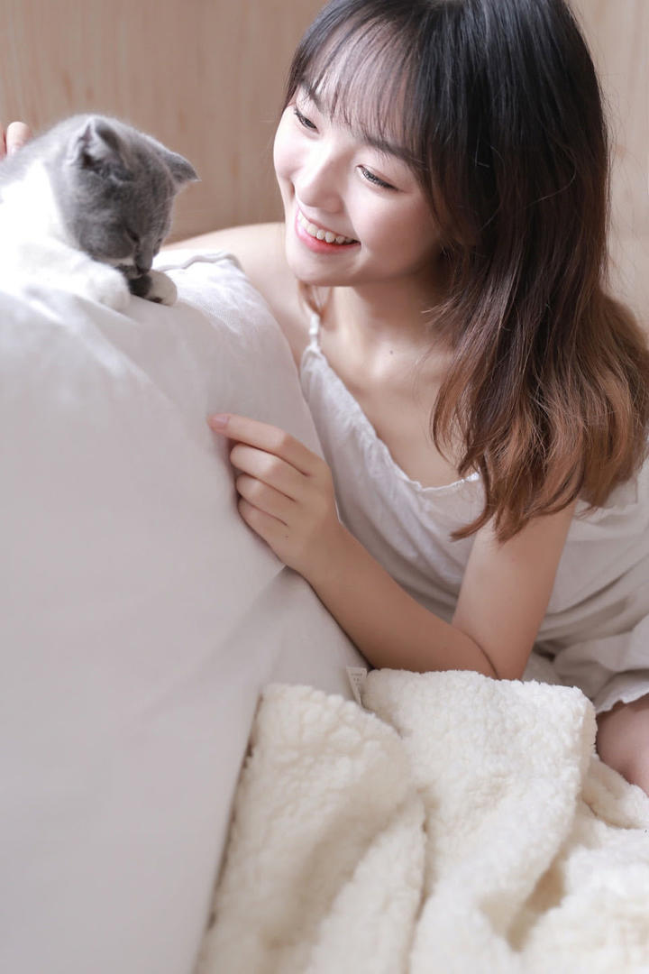 撸猫的清纯女生生活照写真图片