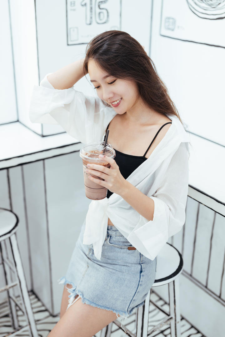 喝奶茶的超短牛仔裙美女模特个人艺术写真图片