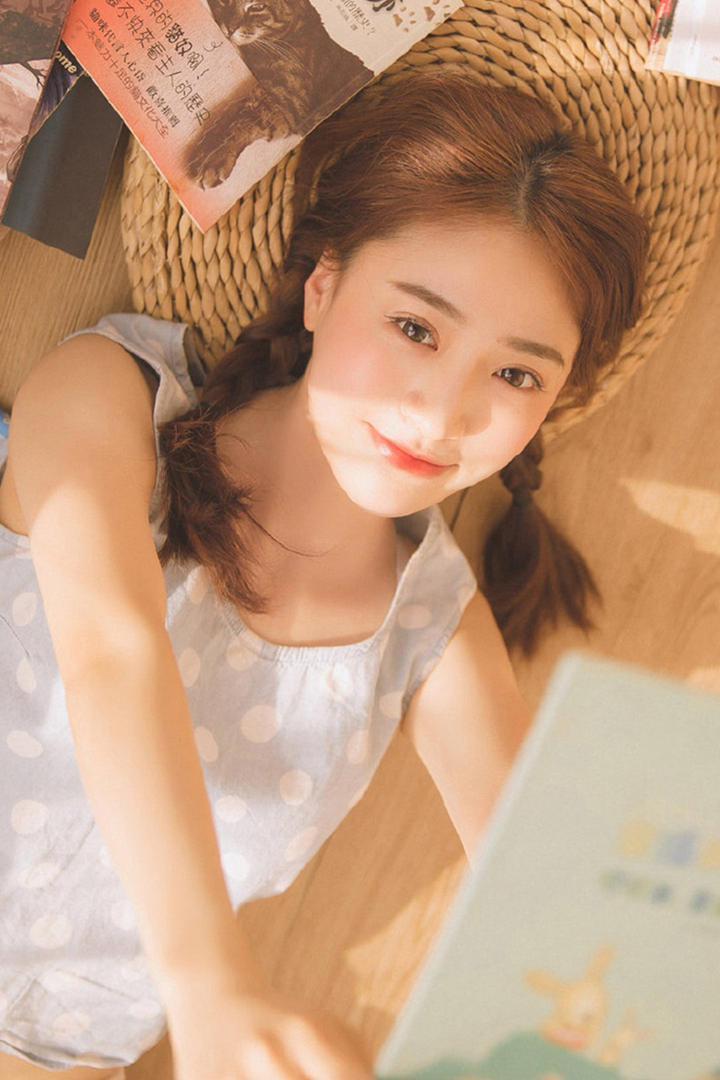 躺在地板上的极品清纯美女写真