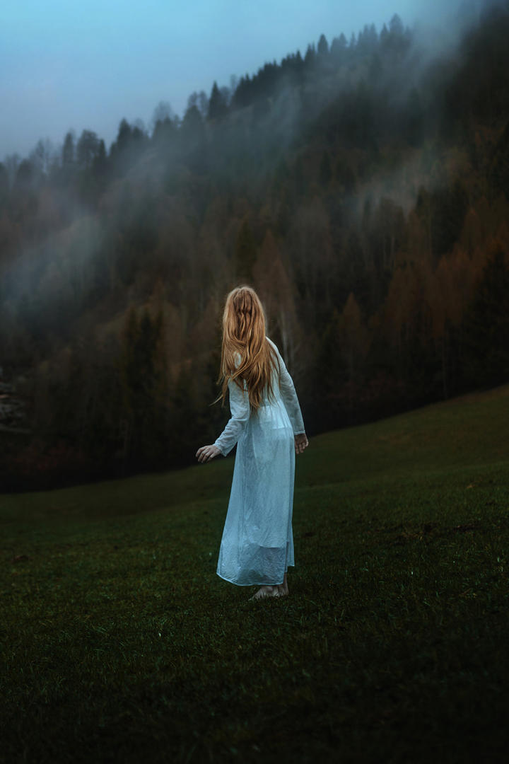 站在山上的高清欧美气质美女艺术写真图片