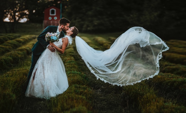 外景婚纱接吻写真摄影