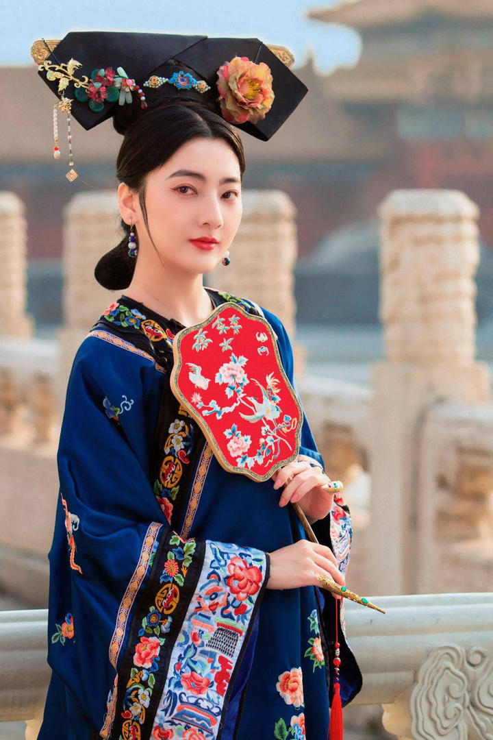 优雅的清朝格格古装艺术写真图片