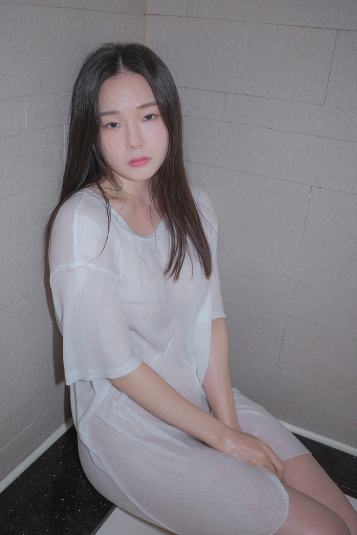 坐在浴室里的韩国性感尤物湿身写真自拍图片