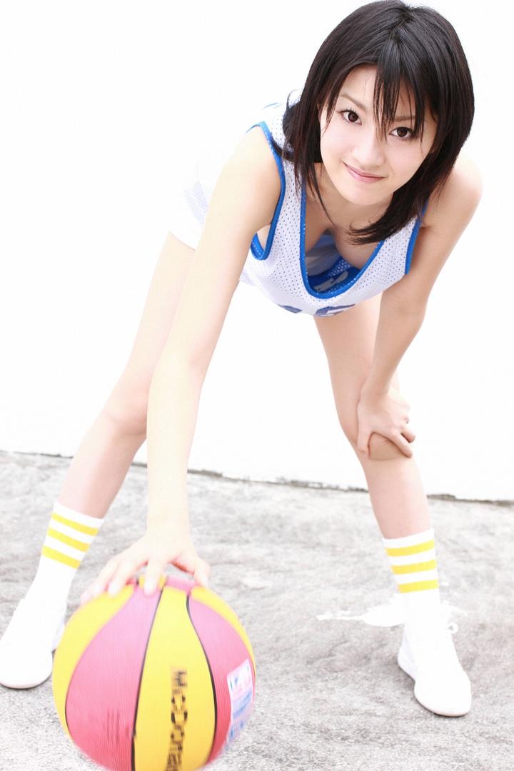 打篮球的日本大胸美女写真图片