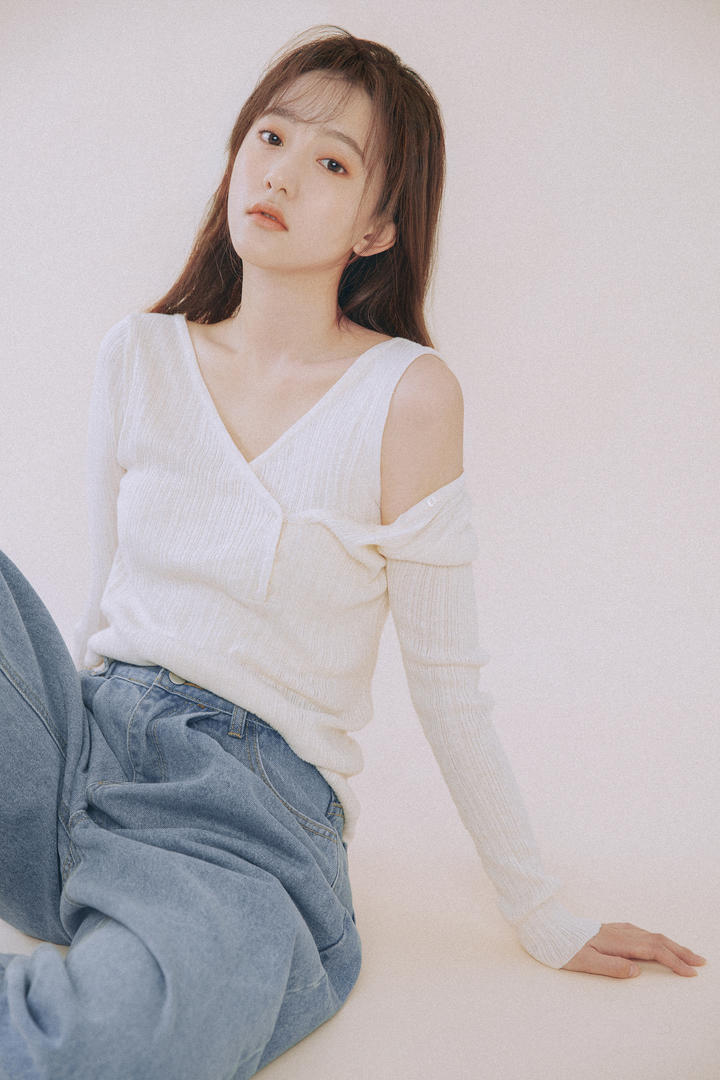 清纯牛仔裤美女人像写真图片