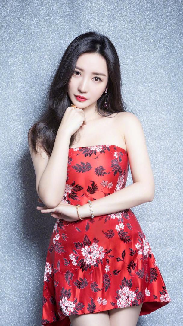 穿红色裙子的美女明星柳岩