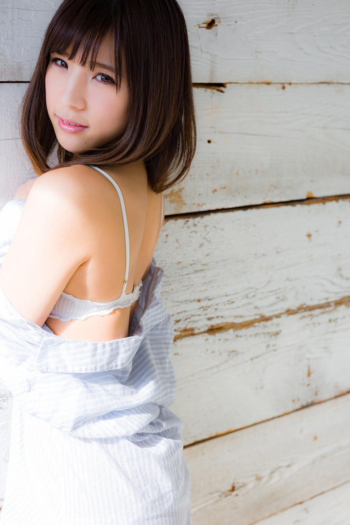 趴在墙上的日本性感短发美女图片