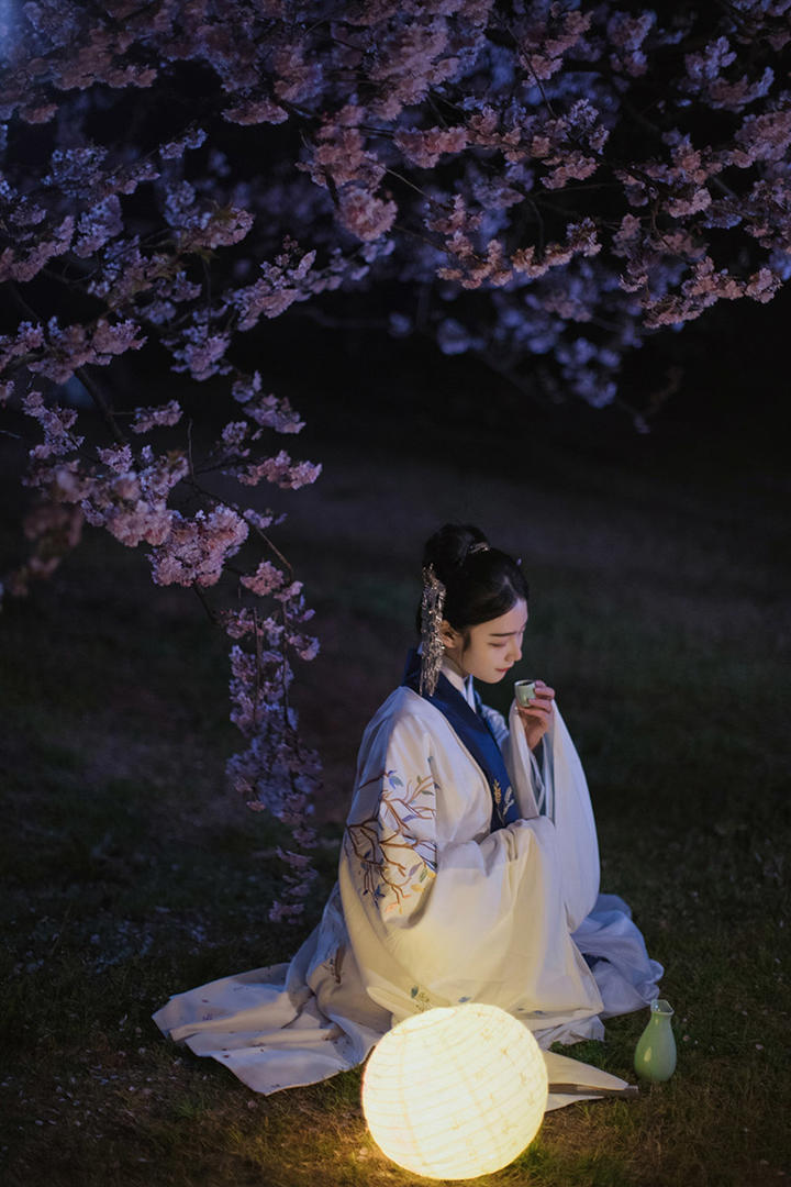 月色下的古装美女人像摄影图片