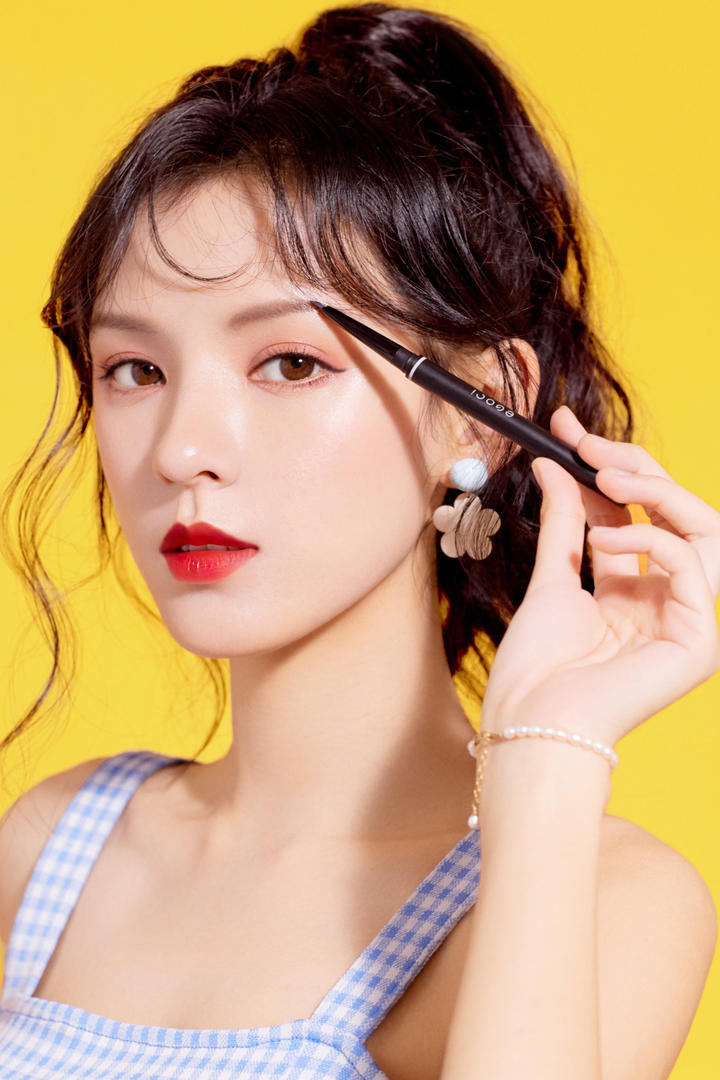 画眉毛的韩国漂亮美妆博主清纯美女图片大全