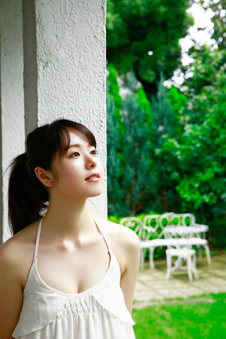 扎着马尾的清纯日本女孩人像摄影图片